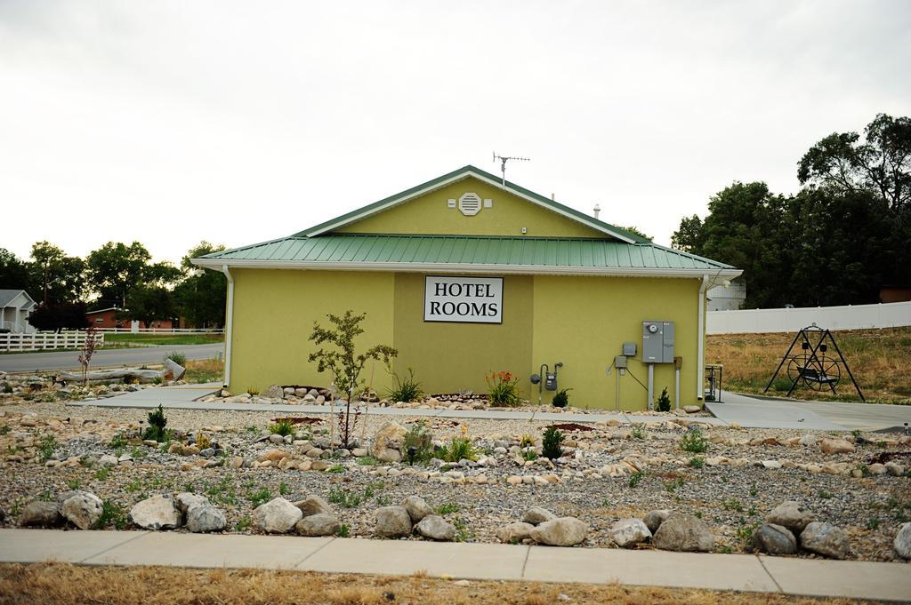 Camelot Inn At Honeyville Exteriér fotografie